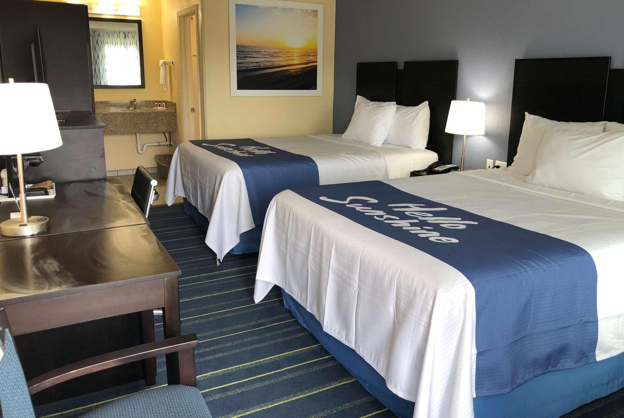 Days Inn By Wyndham Charles Town Dış mekan fotoğraf