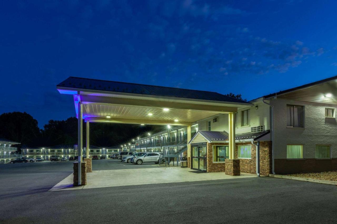 Days Inn By Wyndham Charles Town Dış mekan fotoğraf