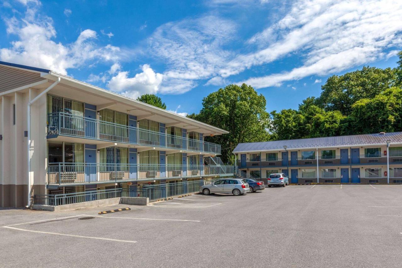 Days Inn By Wyndham Charles Town Dış mekan fotoğraf