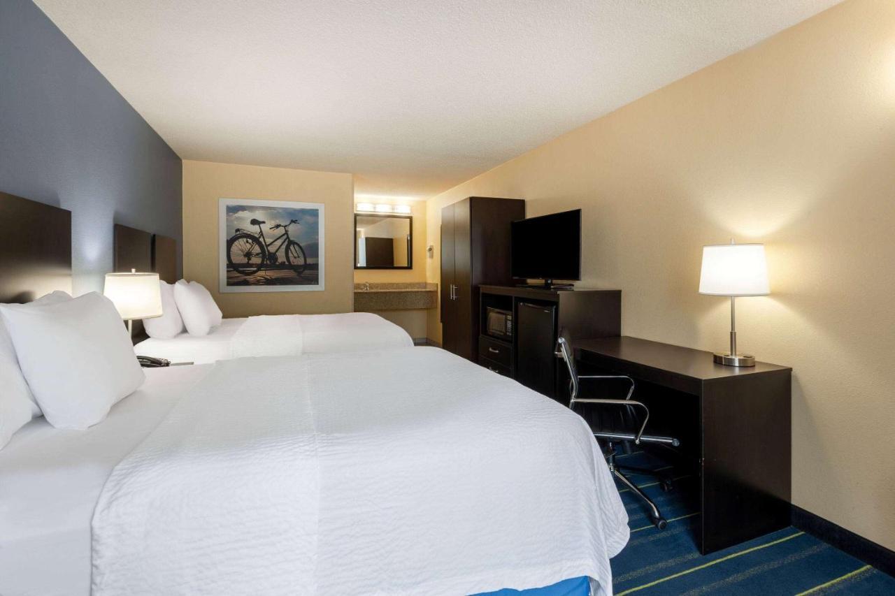 Days Inn By Wyndham Charles Town Dış mekan fotoğraf