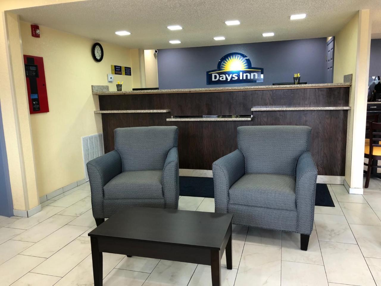 Days Inn By Wyndham Charles Town Dış mekan fotoğraf